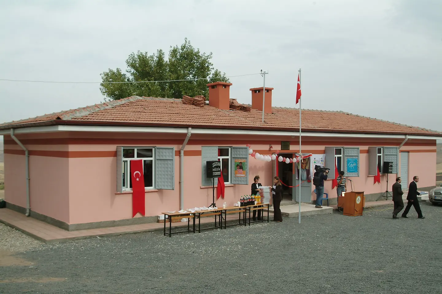 Henkel, TOÇEV’e (Tüvana Okuma İstekli Çocuk Eğitim Vakfı) verdiği destek ile Sarıdallı Henkel İlköğretim Okulu’nu kurdu. 